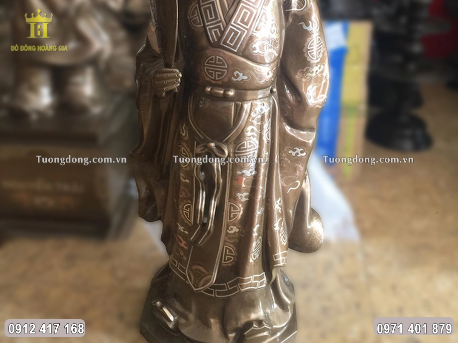 Ngài được đúc theo dáng đứng uy nghiêm
